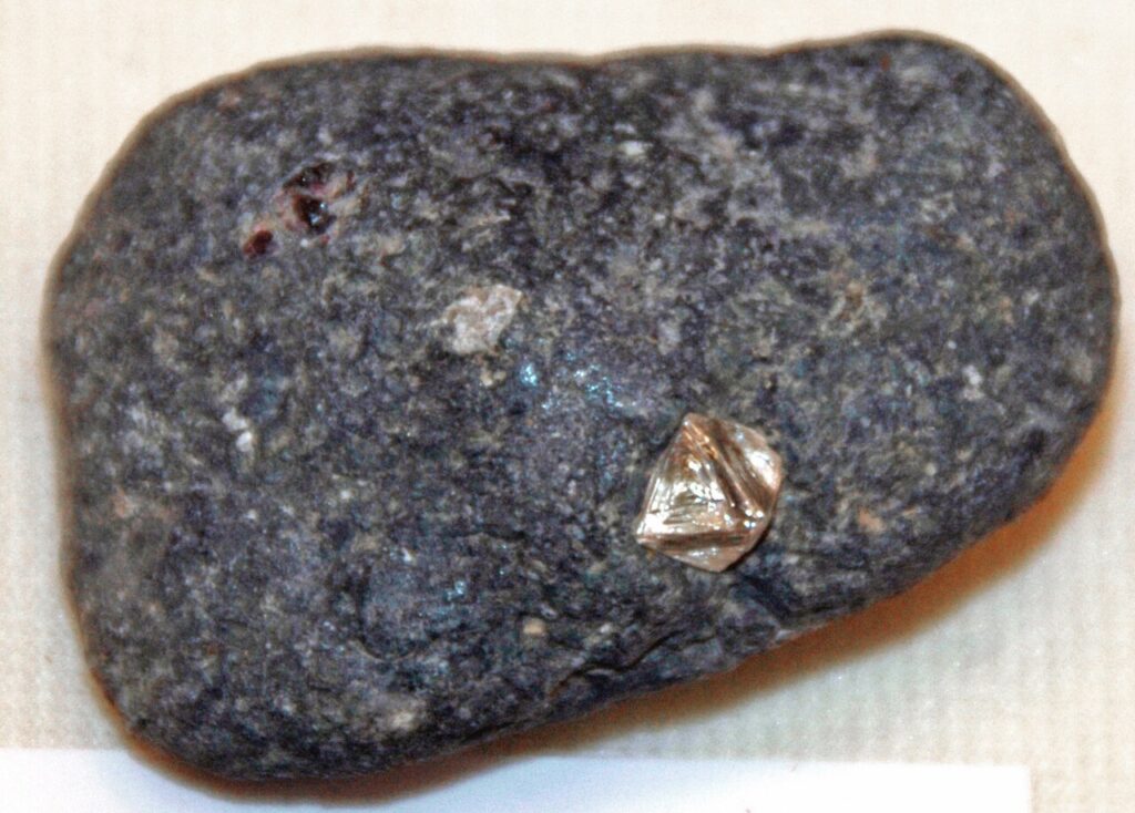 Naturalny diament w skale kimberlitowej