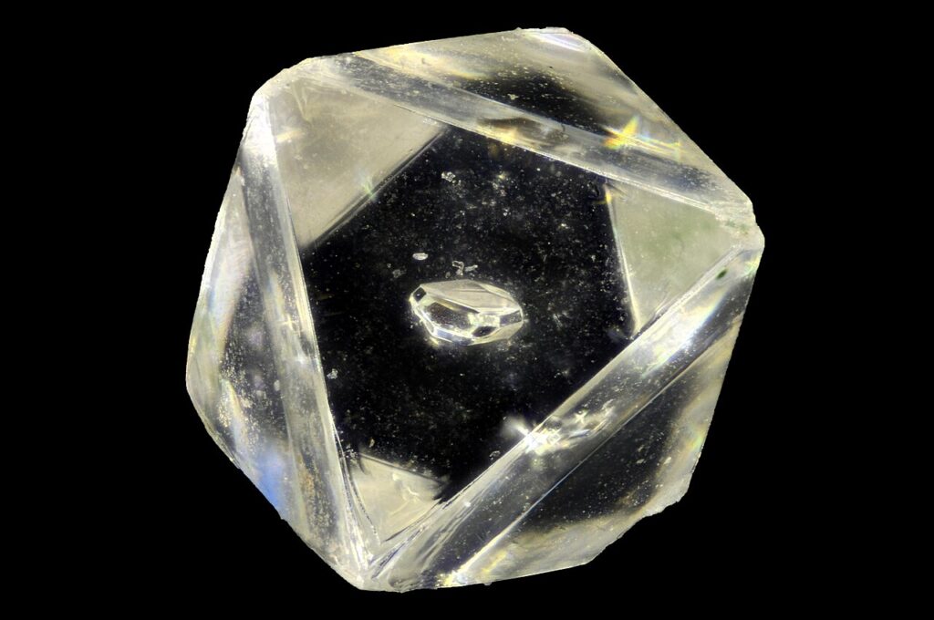 Naturalny surowy diament z widoczną inkluzją w środku kryształu