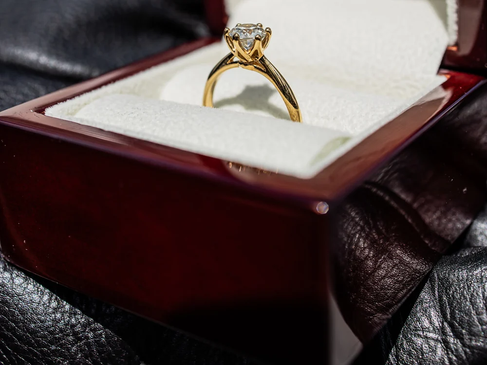 Pierścionek zaręczynowy z diamentem w pudełku Magia Diamentów