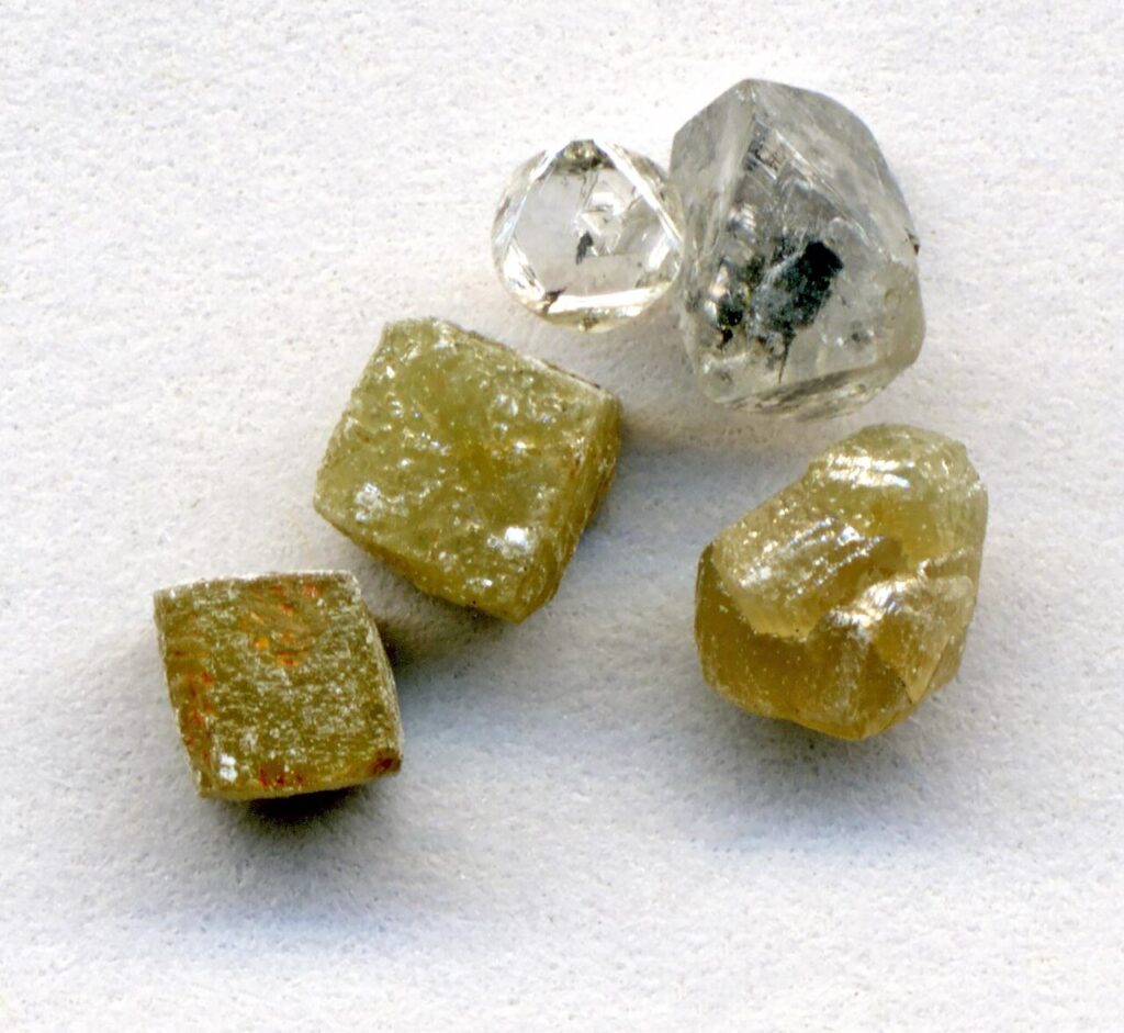 Surowe diamenty naturalne z Afryki, kryształy sześcienne i oktaedryczne