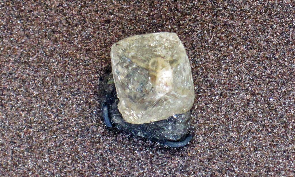 Surowy diament naturalny w kształcie ośmiościanu